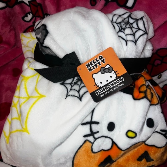Hello Kitty Halloween Blanket - Picture 1 of 3